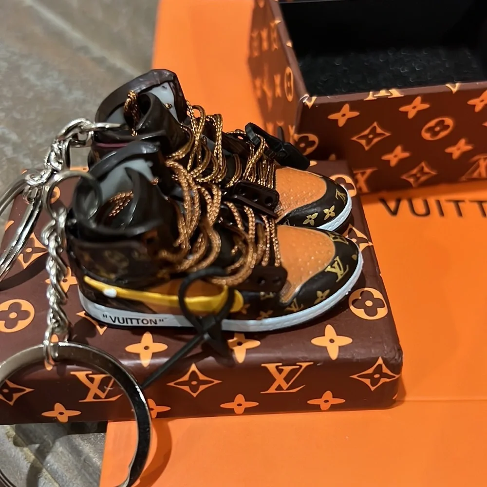Fantastic keychain custom made comes with  1 pair of shoes in box and bag new - Picture 4 of 5